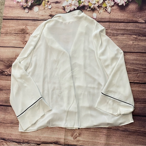 Gibson Latimer Pajama Style White Blouse with Black Piping - Picture 12 of 12